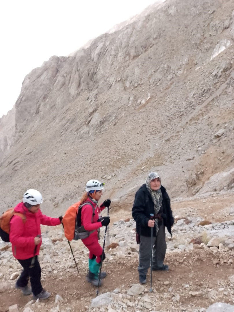 73 yaşındaki dağcı Hatun Okurkan gençlere taş çıkarttı - Resim : 1