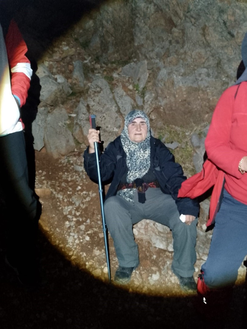 73 yaşındaki dağcı Hatun Okurkan gençlere taş çıkarttı - Resim : 2