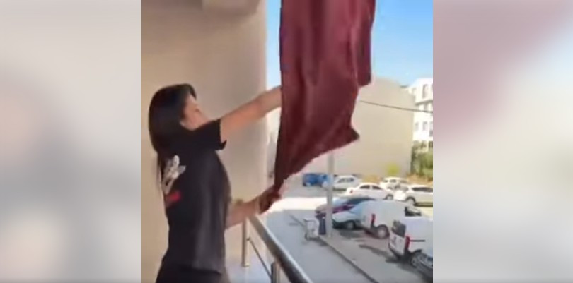 Balkondan sürekli eşya sarkıtıyordu: Genç kadının çözümü gündem oldu! - Resim : 2