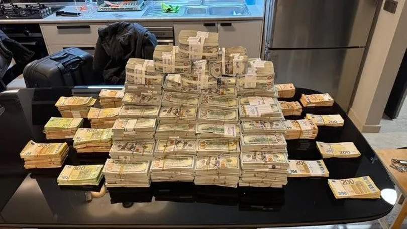 Kayyum yardımcısına ait rüşvet paralarının çelik kasalı deposu ortaya çıktı. Annesi boş valizlerle gelince yakalandı - Resim : 3
