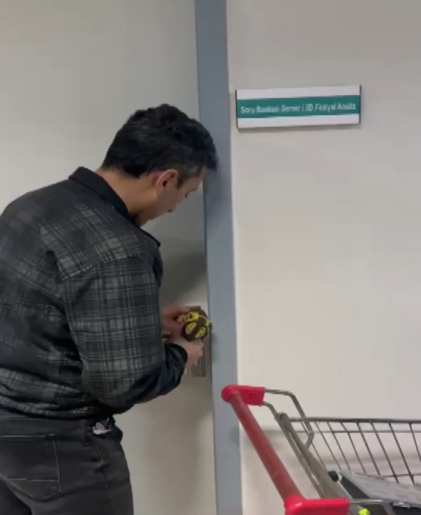 Üniversitede gizli kamera skandalı: Profesör için 'kamudan atılsın' talebi - Resim : 3