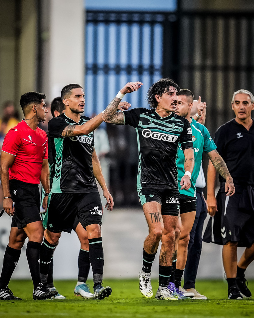 Hazırlık maçında meydan savaşı: Como ve Real Betis oyuncuları birbirine girdi - Resim : 3