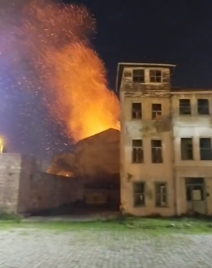 İstanbul’da gece yarısı korkutan yangın - Resim : 1