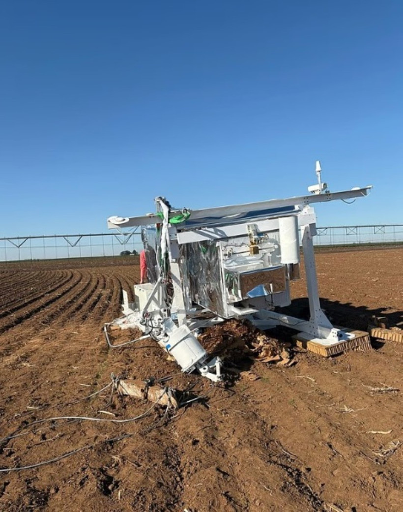 Milyonlarca dolarlık projenin ekipmanı tarlaya düştü, yetkililer kasabaya akın etti - Resim : 1