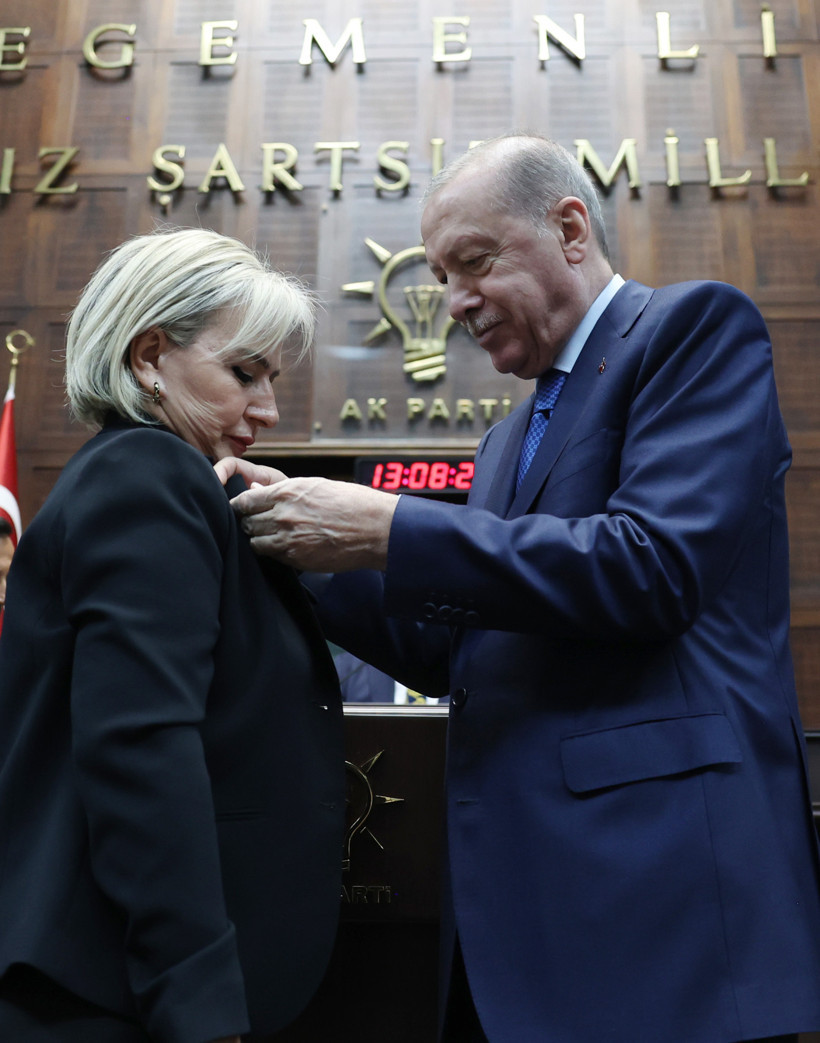 CHP'den istifa eden Nimet Özdemir, AKP'ye katıldı - Resim : 1