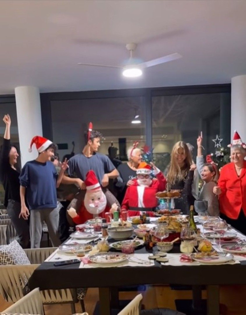 2026'ya böyle girdiler! Ünlülerin yeni yıl paylaşımları - Resim: 8