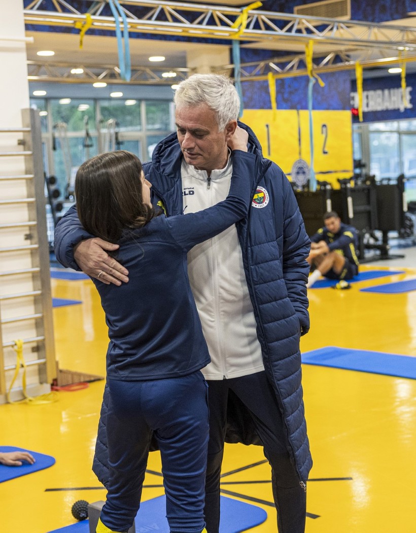 Aziz Yıldırım'ın kızı Yaz Yıldırım, Fenerbahçe'yi ziyaret etti - Resim : 3