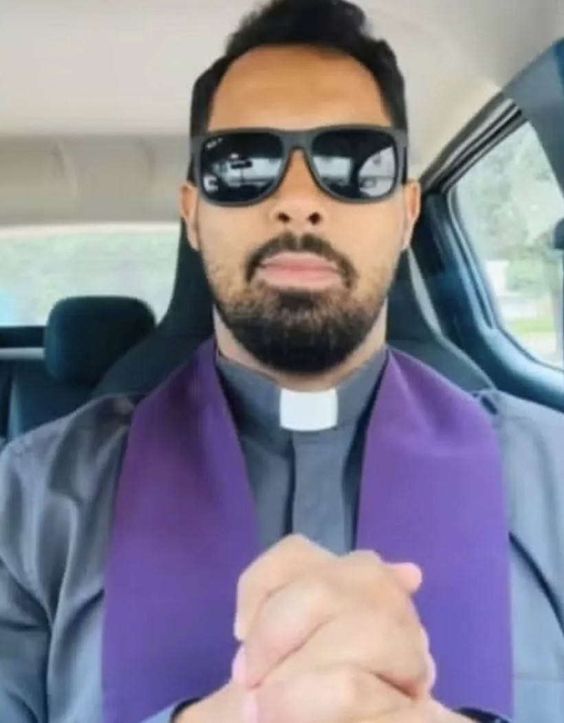 Papaz genç kadınla yarı çıplak yakalandı: Nişanlısı evi bastı - Resim : 2