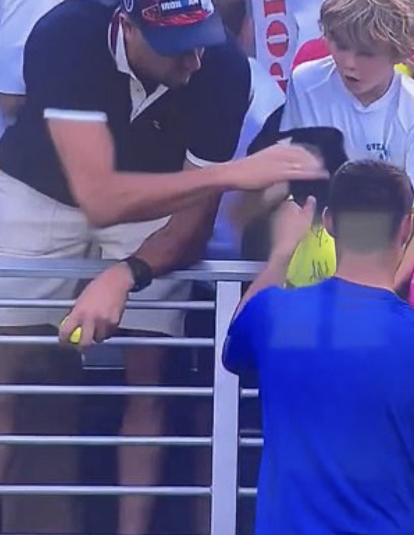Ahlaksız CEO, tenisçinin imzaladığı şapkayı çocuğun elinden kaptı - Resim : 1