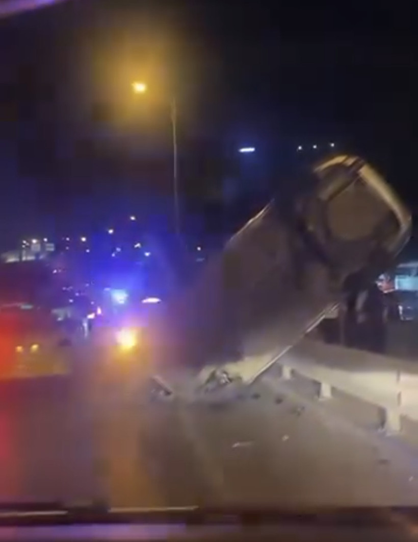 Sancaktepe’de 8 araç birbirine girdi: Otomobil köprüde asılı kaldı - Resim : 2