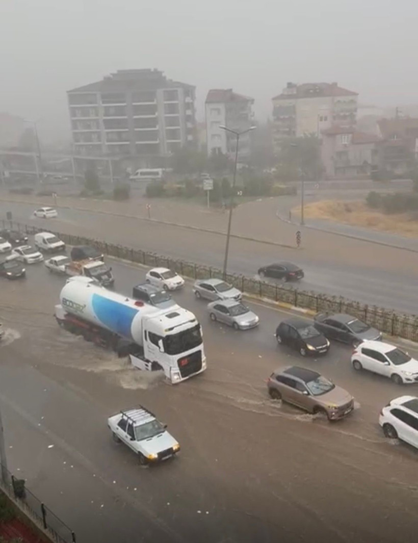 Sağanak ani bastırdı, alt geçitte mahsur kaldılar - Resim : 1