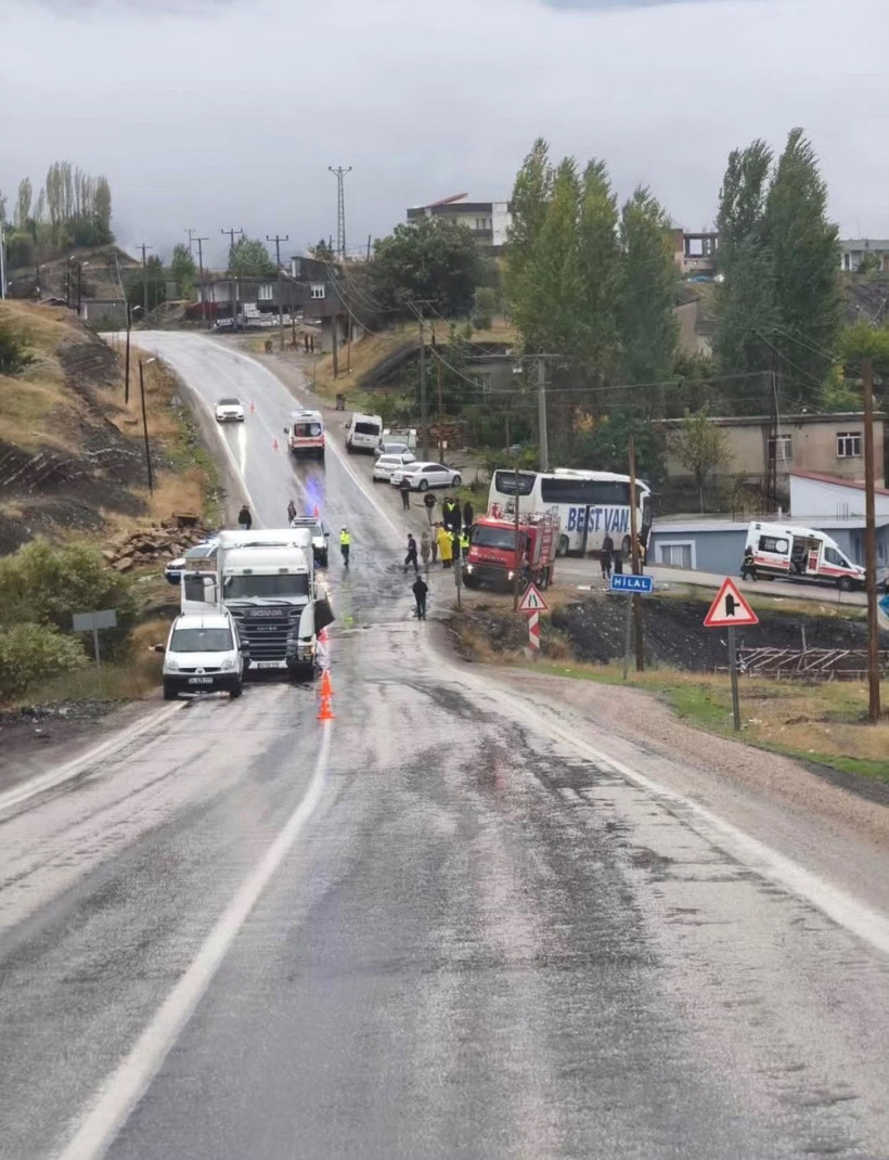 Şırnak&rsquo;ta yolcu otob&uuml;s&uuml; TIR&rsquo;la &ccedil;arpışıp eve girdi. Şof&ouml;r hayatını kaybetti 14 yaralı - Resim : 1
