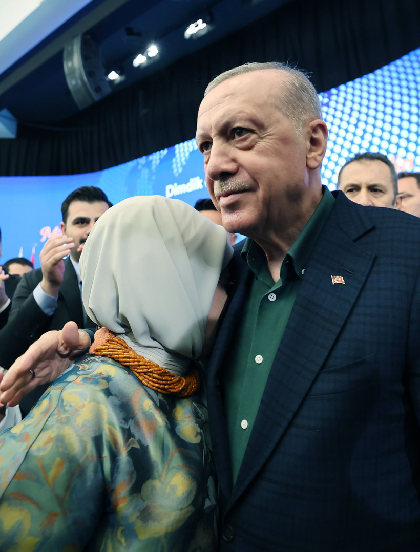 Erdoğan kürsüden indi, Emine Erdoğan hıçkıra hıçkıra ağladı - Resim: 4