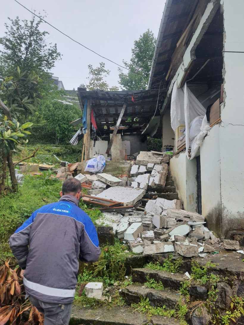 Tüp patladı, ev çöktü: Yaşlı adam enkazdan çıkarıldı - Resim : 2