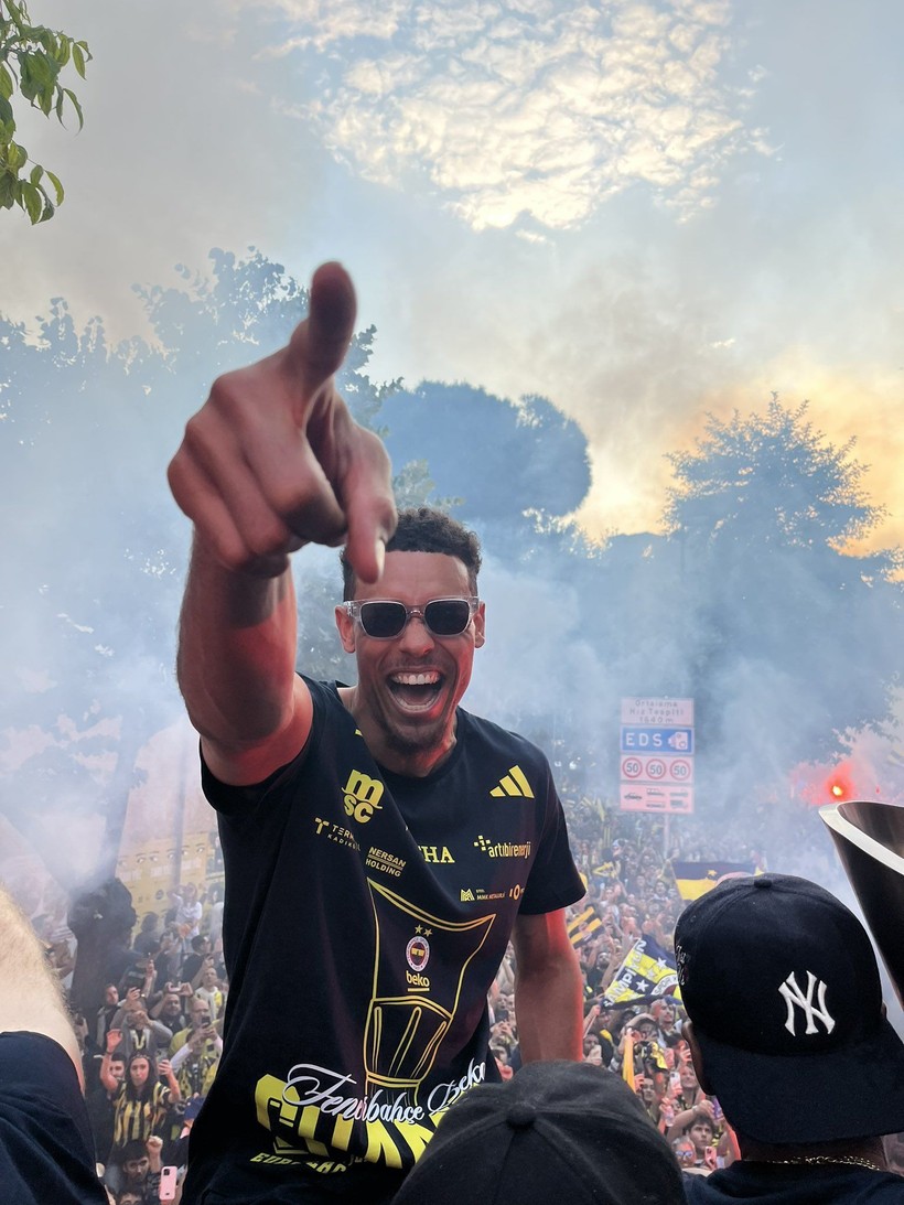 Euroleague şampiyonu Fenerbahçe Beko, Bağdat Caddesi'ni ateşe verdi! - Resim: 14