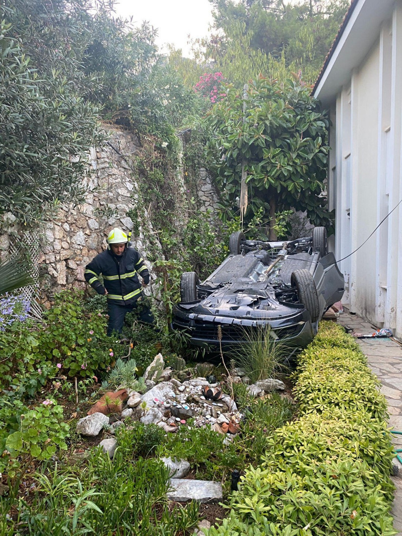 Otomobil istinat duvarından düştü: Ölü ve yaralılar var - Resim : 1