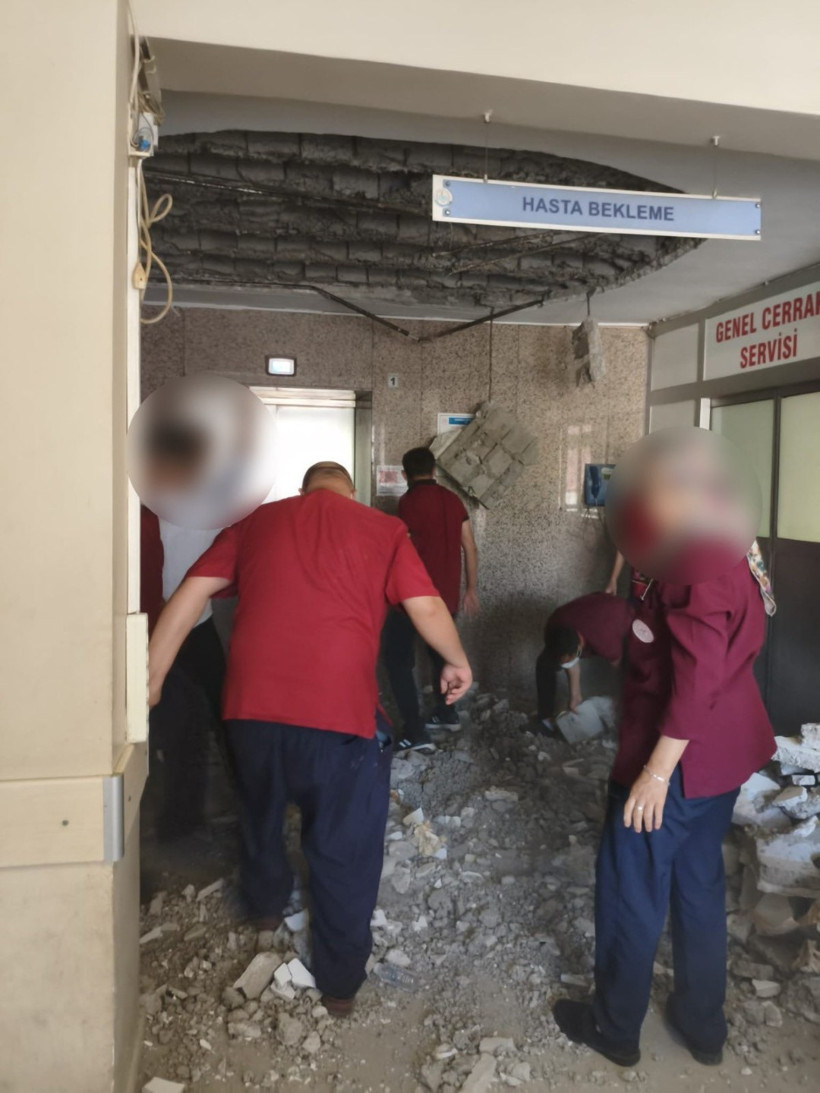 Depreme gerek kalmadı: Çürük raporu olan devlet hastanesinin tavanı çöktü - Resim : 1