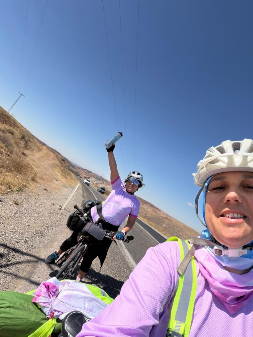 İki kadın pedal çeviriyor: Hedef şifa, rota insanlık - Resim : 1