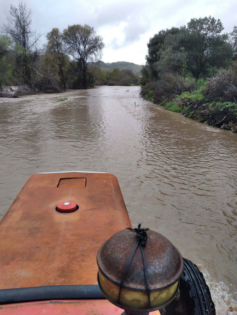 2 gündür durmuyor: Yağmur ilçeyi kilitledi - Resim : 1
