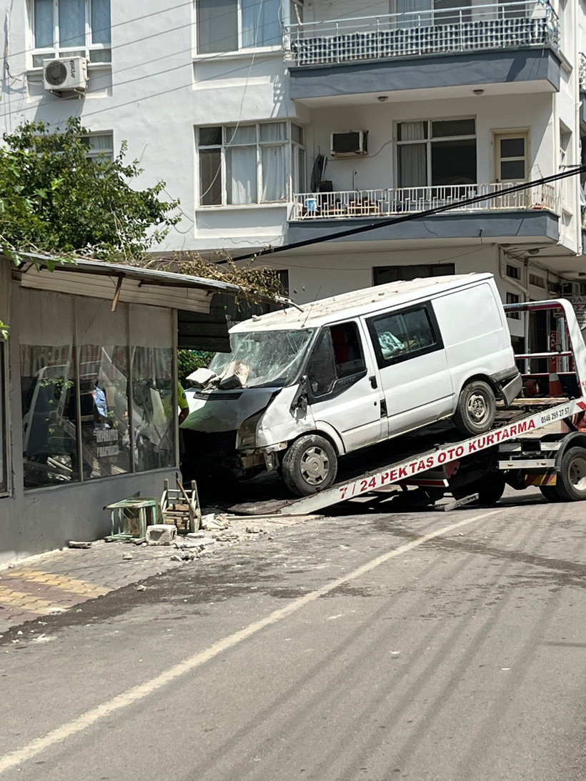Minibüs kıraathaneye daldı: Ölü ve yaralılar var - Resim : 1