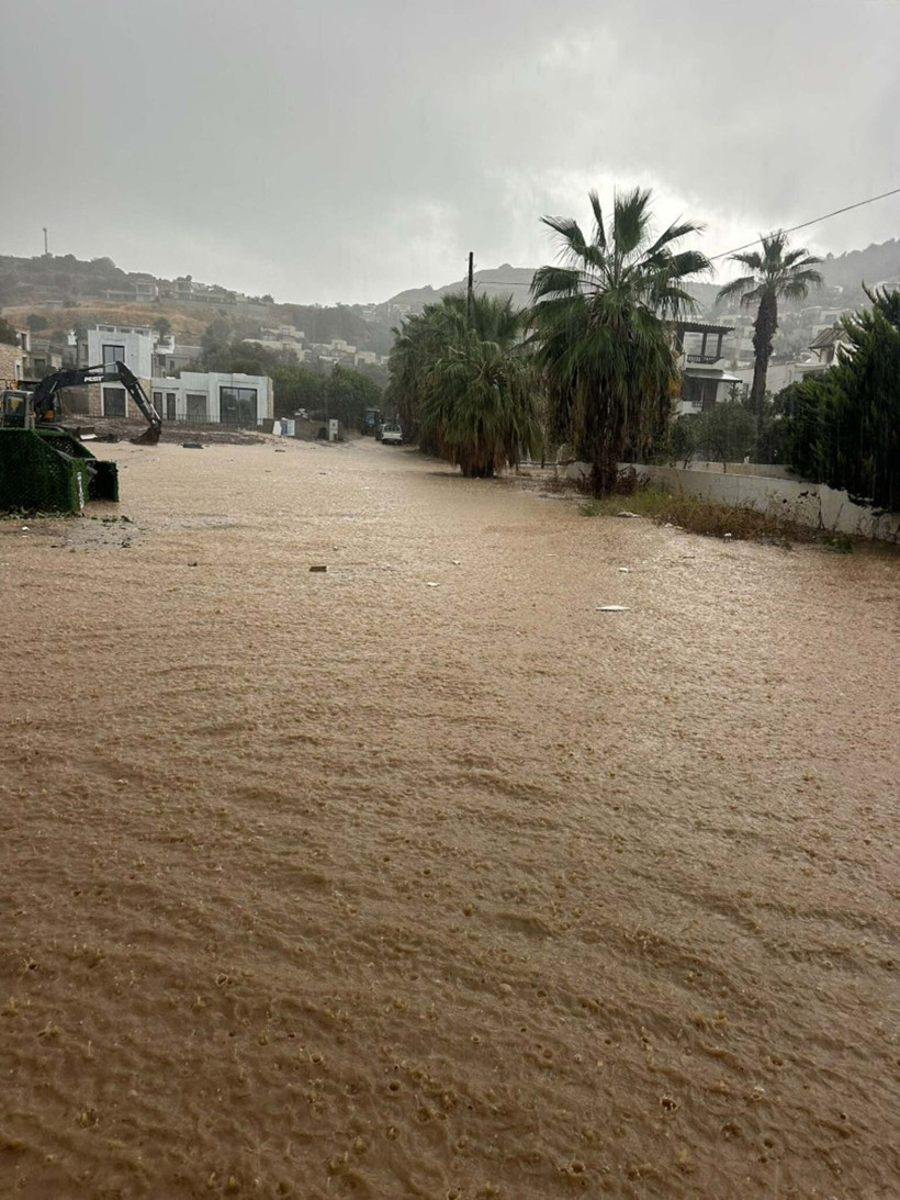Turizm cennetini sağanak vurdu. Her yer su altında kaldı - Resim : 5