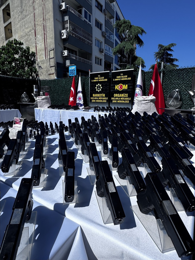 İzmir'de ev baskınları: Yüzlerce silah ele geçirildi - Resim : 2