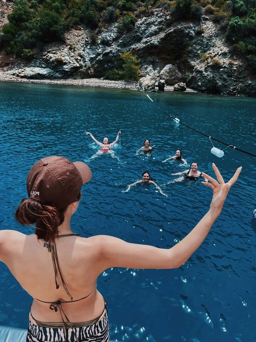 Hande Erçel sezonu açtı! Tekne pozlarıyla yaza giriş yaptı - Resim : 1