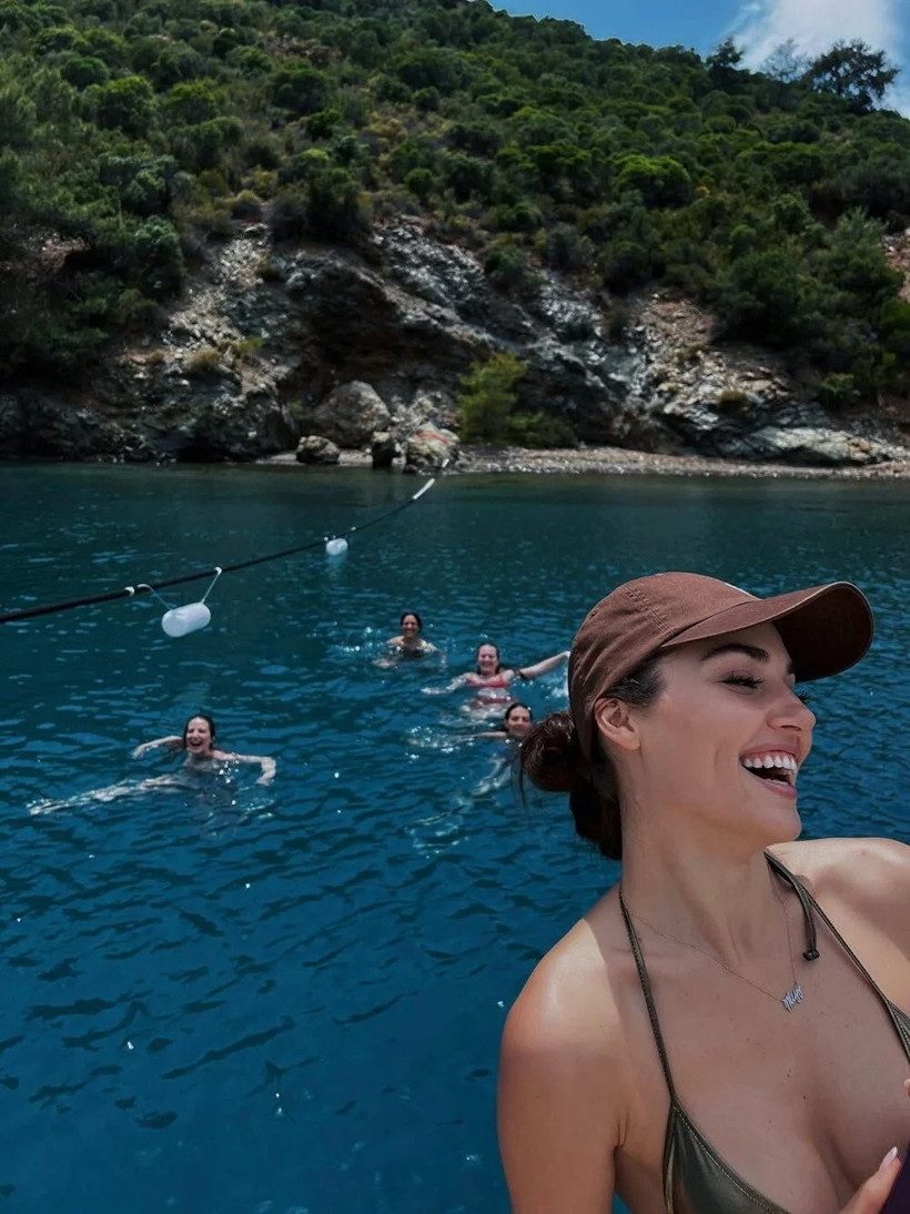 Hande Erçel sezonu açtı! Tekne pozlarıyla yaza giriş yaptı - Resim : 3