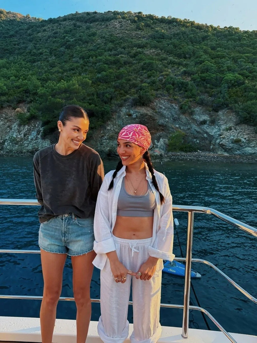 Hande Erçel sezonu açtı! Tekne pozlarıyla yaza giriş yaptı - Resim : 2