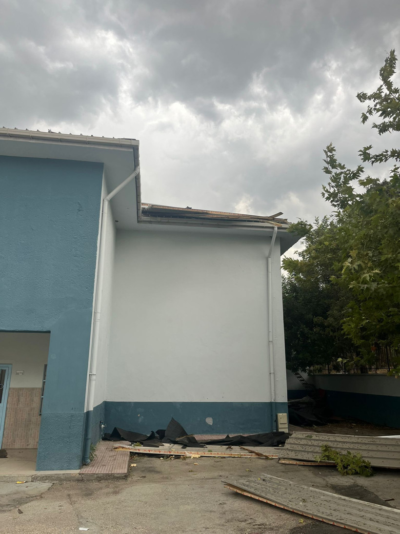 Faciadan dönüldü: Okulun çatısı uçtu, bahçeye düştü - Resim : 1