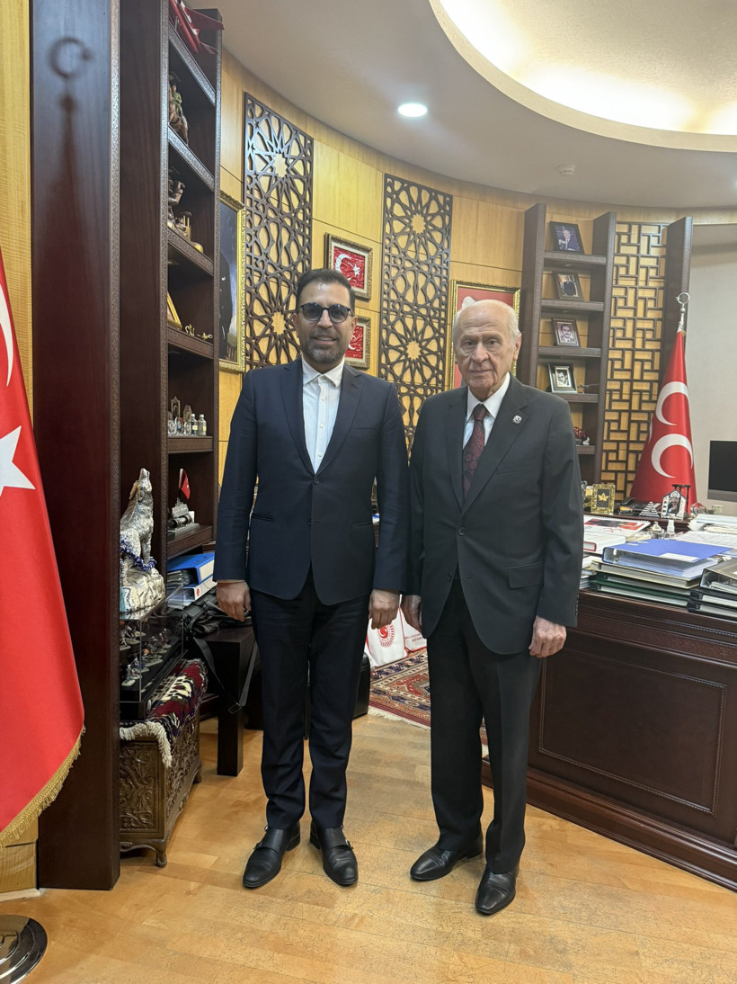 Ünlü türkücüden Bahçeli'ye ziyaret - Resim : 1