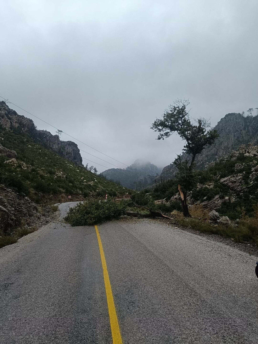 Kuvvetli rüzgar Marmaris’i vurdu: İki yelkenli karaya oturdu - Resim : 2