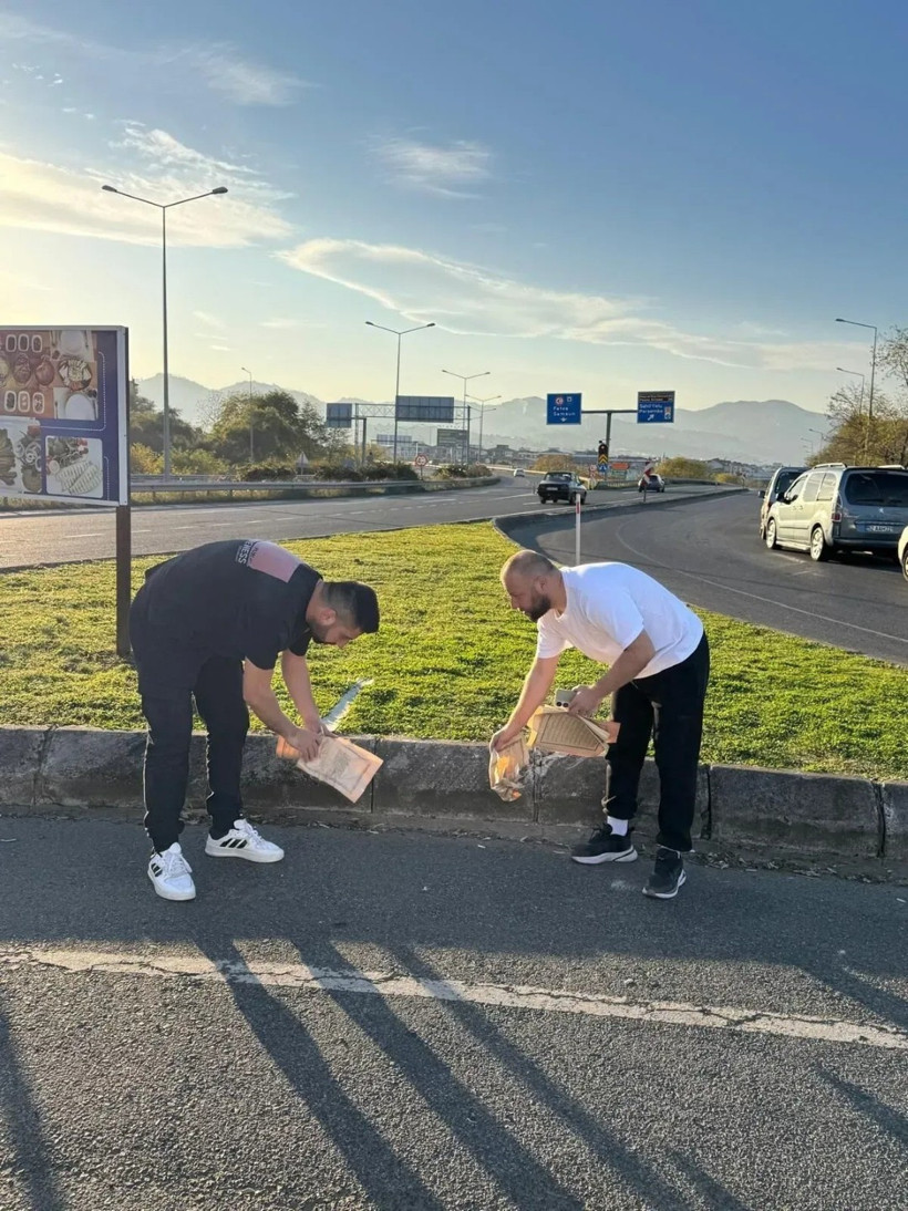 Kur'an-ı Kerim sayfaları savruldu, iki kişi gözaltına alındı - Resim : 1