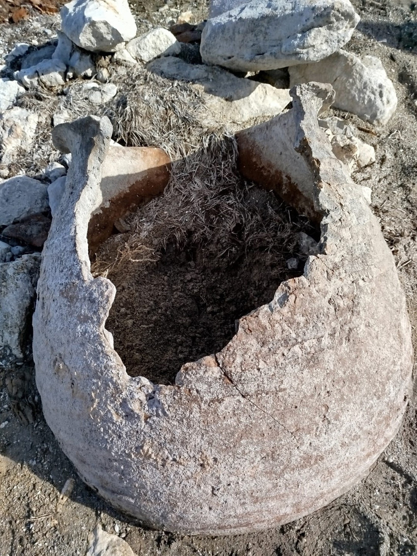 Sular çekilince insan kemikleriyle dolu küpler ortaya çıktı - Resim : 1