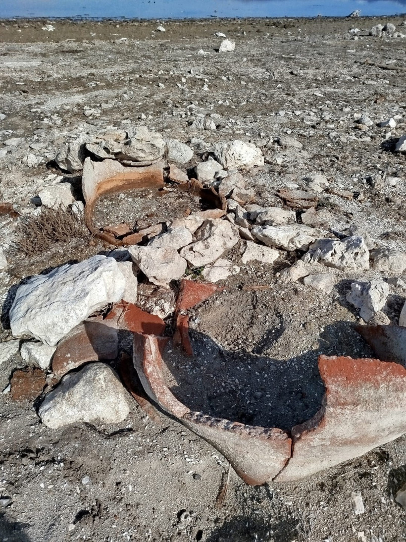 Sular çekilince insan kemikleriyle dolu küpler ortaya çıktı - Resim : 2