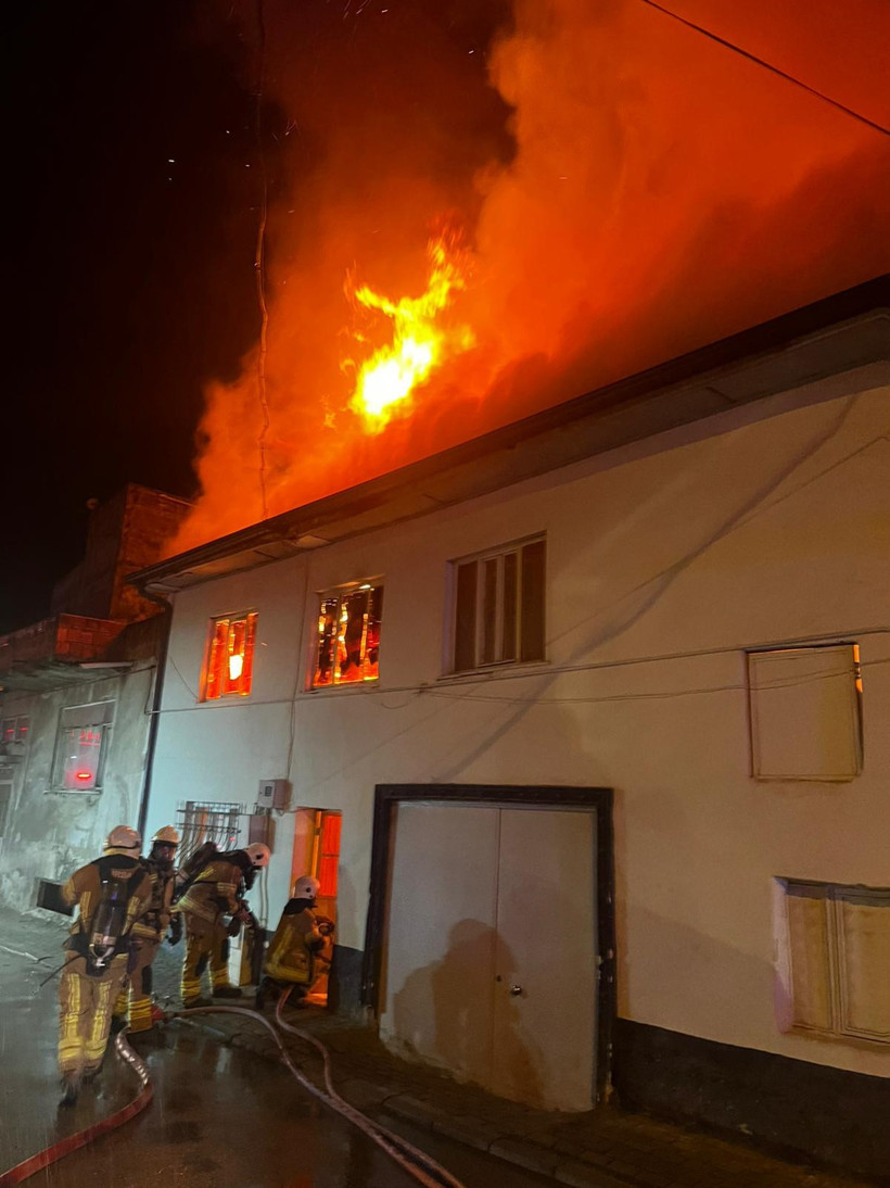 Alevlerin arasından &ccedil;ıkamadı - Resim : 1