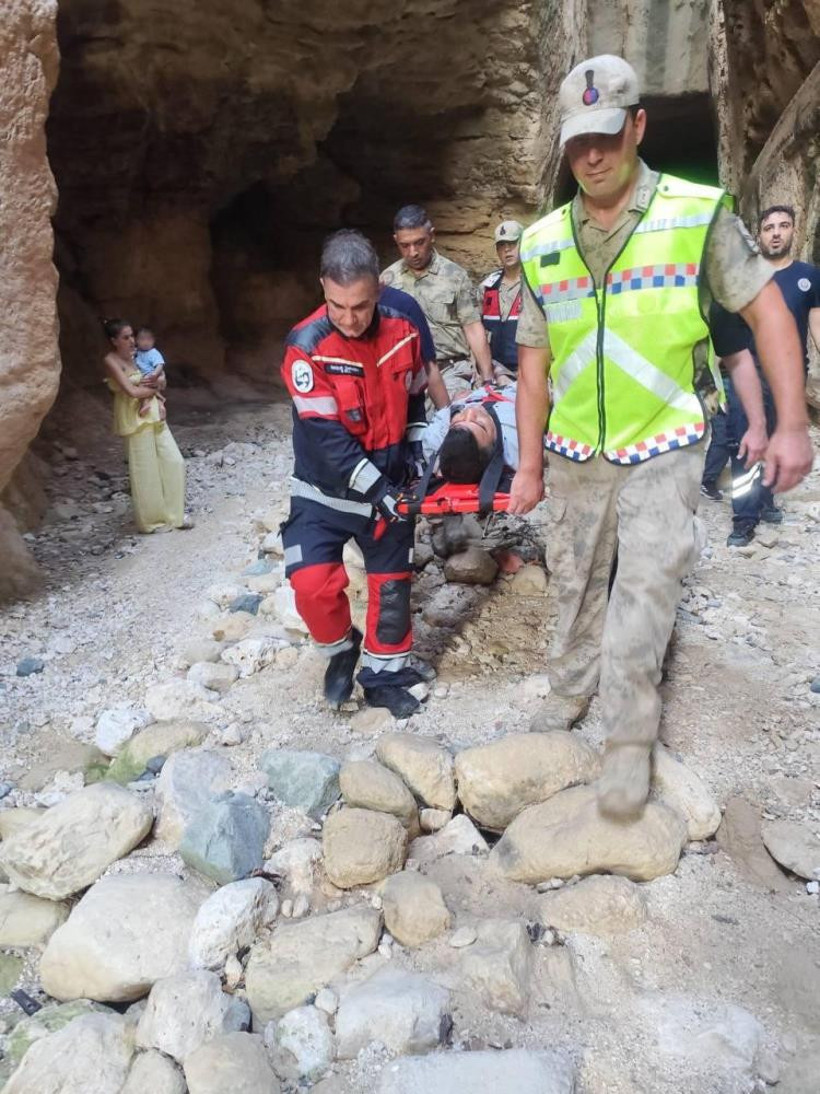 Türk gencin hayatını turistler kurtardı. Ölüm kalım savaşı veriyordu - Resim : 1