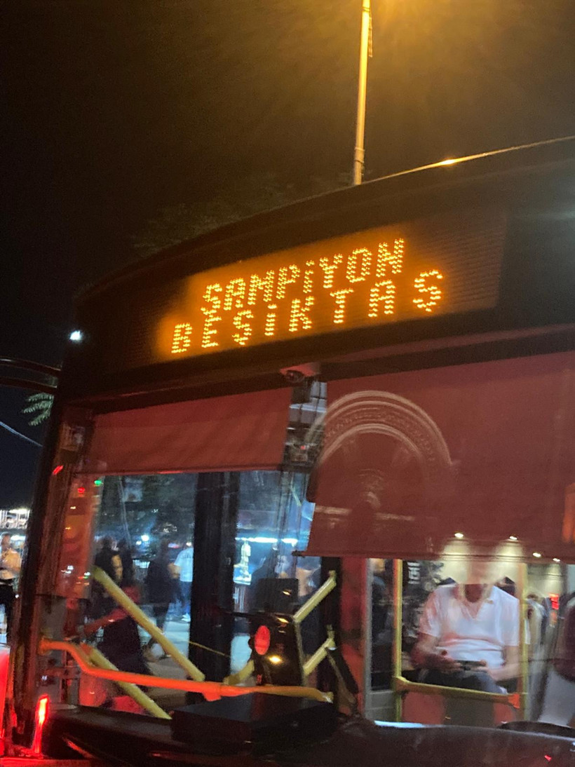 Beşiktaş'ın Marsilya zaferi sonrası otobüs şoförleri Kabataş'ta tabelaya bunu yazdı - Resim : 2