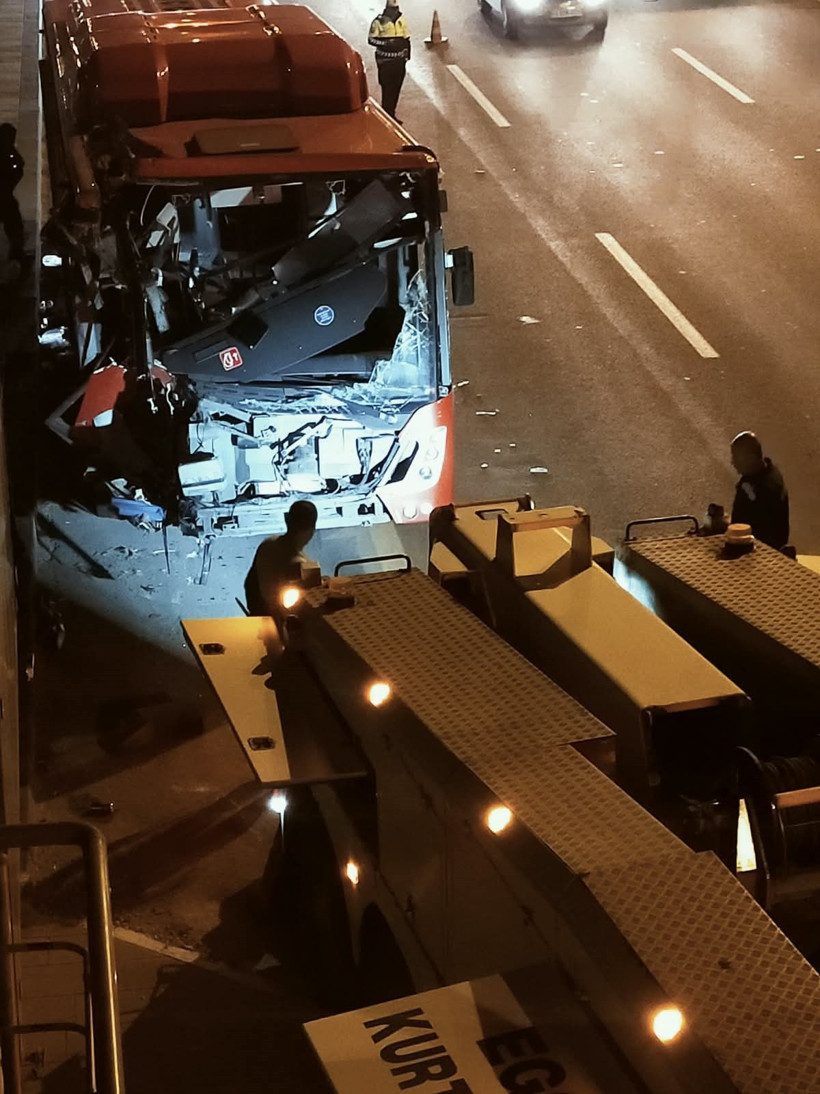 Ankara'da belediye otobüsü üst geçide çarptı. 24 kişi yaralı - Resim : 6