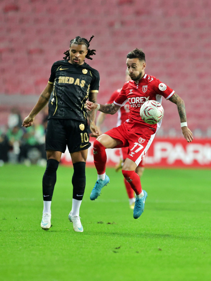 Samsunspor-Amedspor maçında neler oluyor? Hakem 2 kırmızı kart çıkardı - Resim : 1