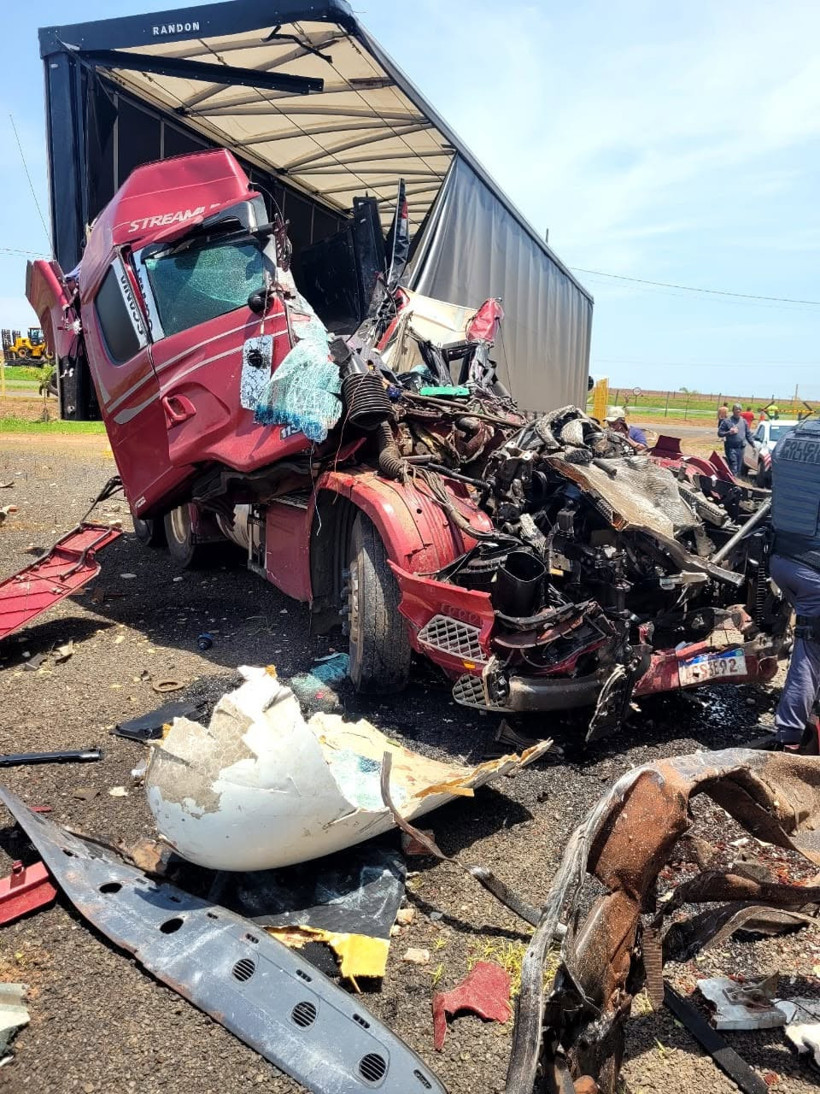 Brezilya'da TIR sergilenen yolcu u&ccedil;ağına &ccedil;arptı. İkisi de hurdaya d&ouml;nd&uuml; - Resim : 1