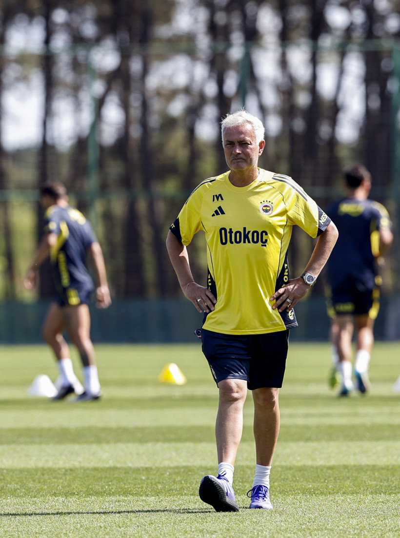 Fenerbahçe yönetimi ve Mourinho karşılıklı kılıç çekti: Transfer bilmecesi - Resim : 1