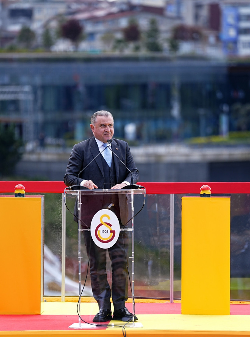 Dursun Özbek, Osman Aşkın Bak'ı ayakta alkışladı: 'Cimbom için çalışmaya devam' - Resim : 1