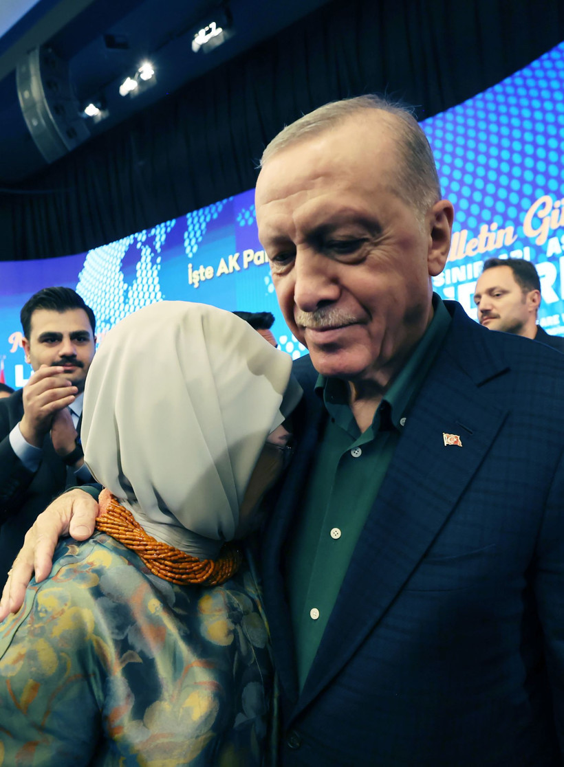 Erdoğan kürsüden indi, Emine Erdoğan hıçkıra hıçkıra ağladı - Resim: 2