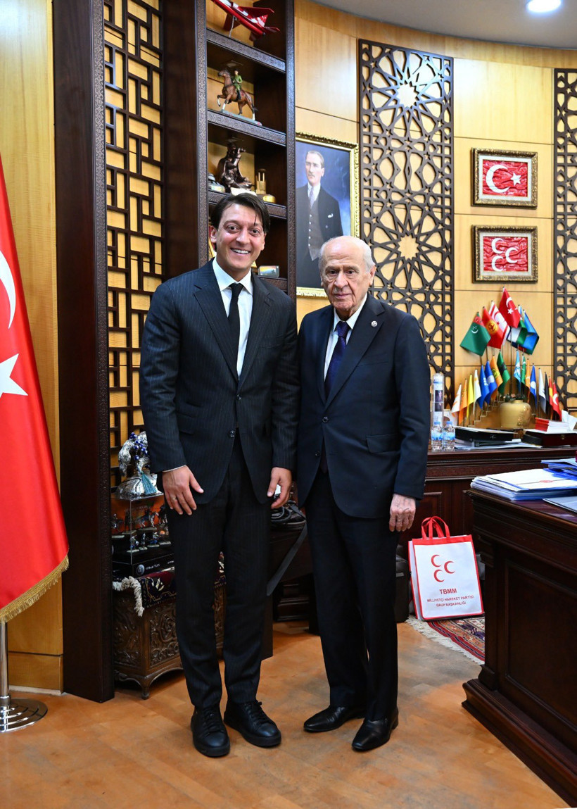 AKP'li Mesut Özil'den Bahçeli'ye ziyaret - Resim : 1