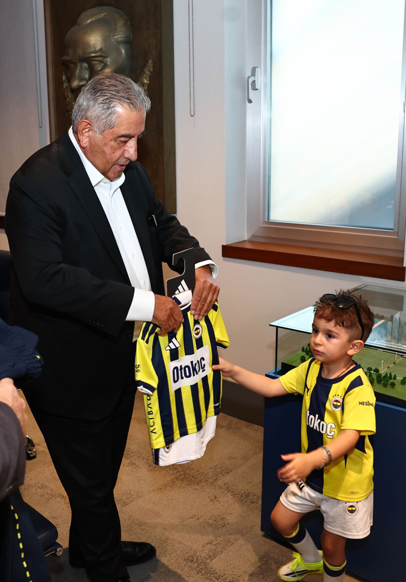 Fenerbahçe, tribünde zorbalığa uğrayan minik Göktuğ’u statta ağırladı - Resim: 1