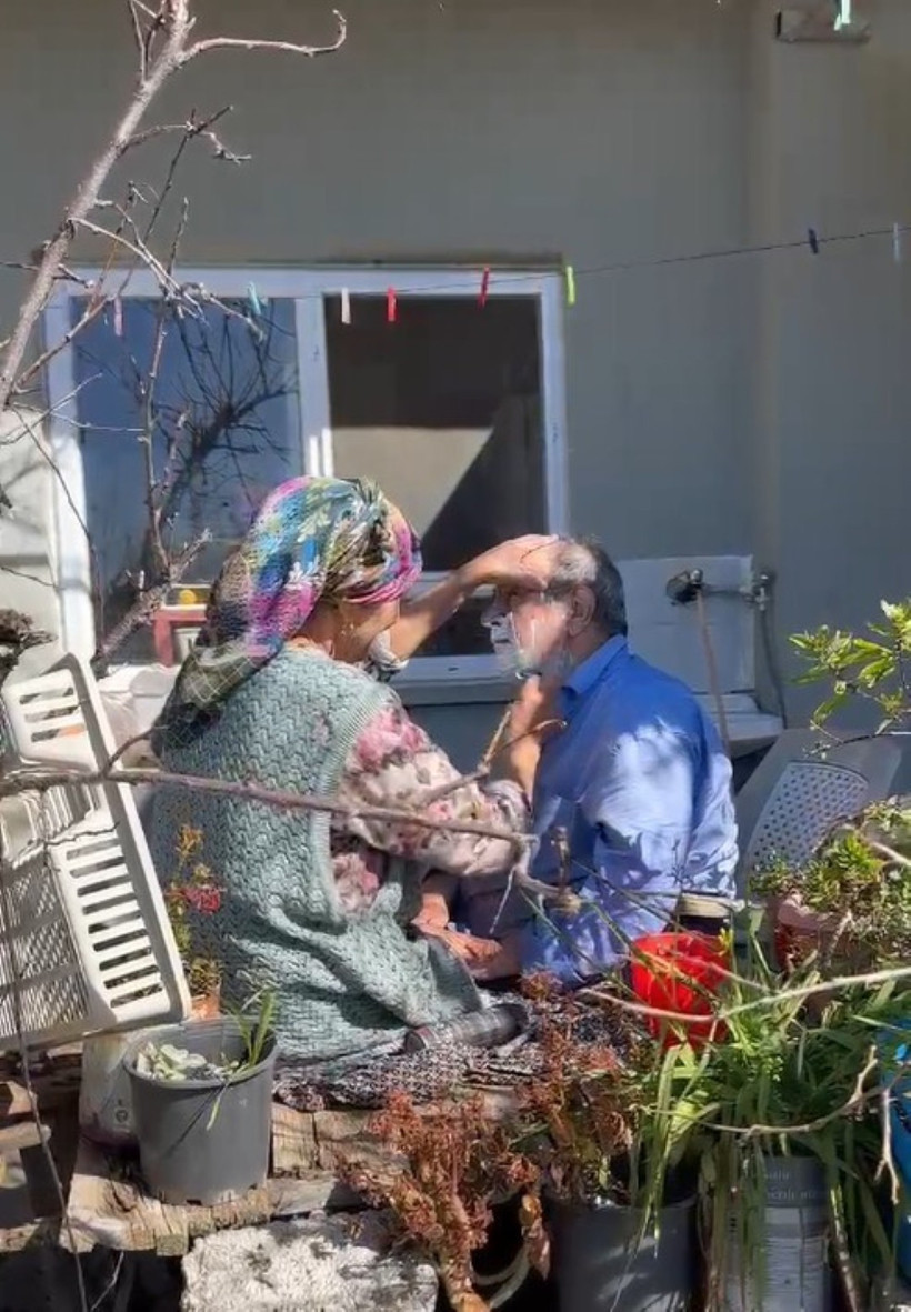 Felçli kocasına yıllardır bakıyordu... Sosyal medyanın konuştuğu çifti ölüm ayırdı - Resim : 1