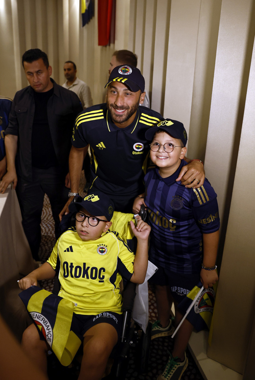 Fenerbahçe, Göztepe maçı öncesi çocuk taraftarla buluştu - Resim : 1