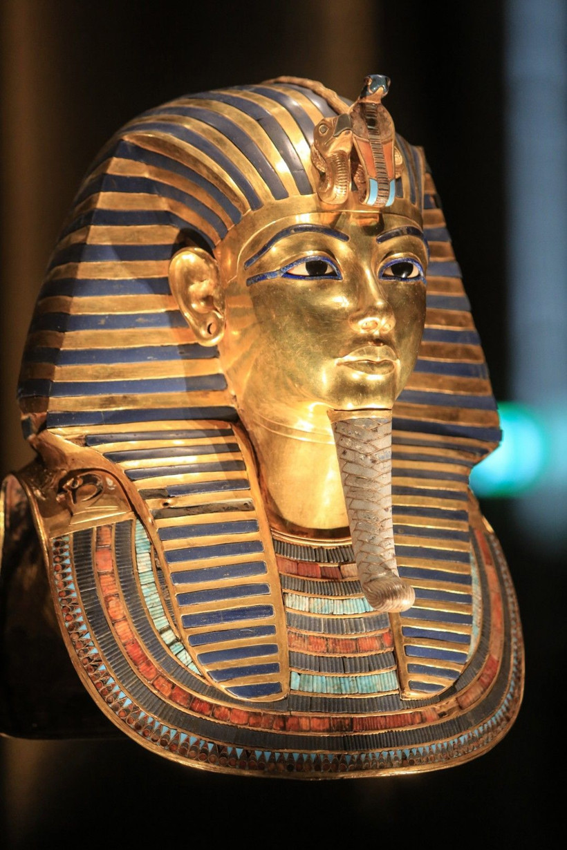 Maskesi de tabutu da altından - Resim: 2