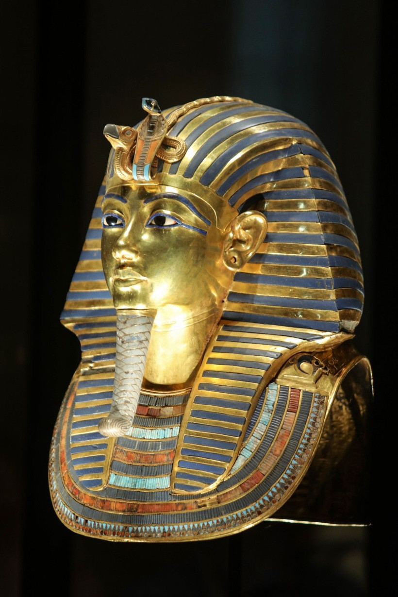 Maskesi de tabutu da altından - Resim: 4